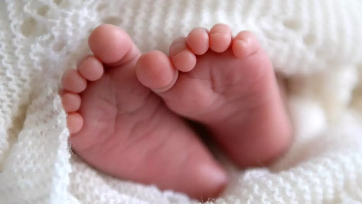 അമ്മത്തൊട്ടിലിലെത്തിയ കുഞ്ഞ് മാതൃചൂടിലേക്ക്; മാനഹാനി മറന്ന് അവർ ചേർത്തണച്ചു