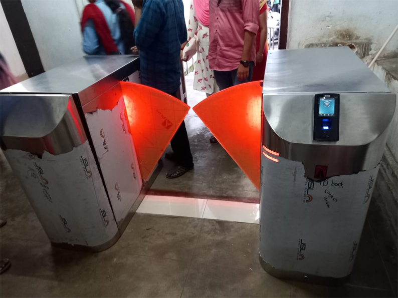 സെക്രട്ടറിയേറ്റിൽ ഉദ്യോഗസ്ഥരുടെ പുറം സഞ്ചാരത്തിന് തടയിടാൻ രണ്ടു കോടിയുടെ പഞ്ചിങ് മെഷീൻ സെക്രട്ടറിയേറ്റിൽ ഉദ്യോഗസ്ഥരുടെ പുറം സഞ്ചാരത്തിന് തടയിടാൻ രണ്ടു കോടിയുടെ പഞ്ചിങ് മെഷീൻ