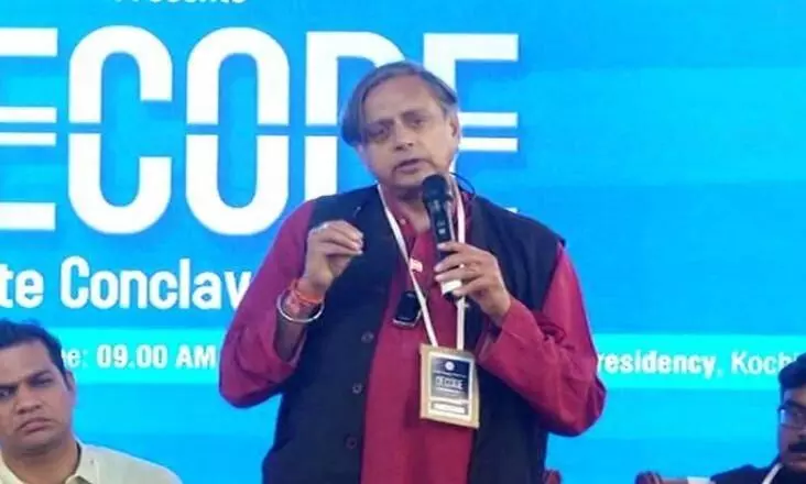 ഉദ്ഘാടകന് കെ. സുധാകരനെ പരതി തരൂർ; തരൂരിനെ കെട്ടഴിച്ച് വിടണമെന്ന് നേതാക്കൾ ഉദ്ഘാടകന് കെ. സുധാകരനെ പരതി തരൂർ; തരൂരിനെ കെട്ടഴിച്ച് വിടണമെന്ന് നേതാക്കൾ