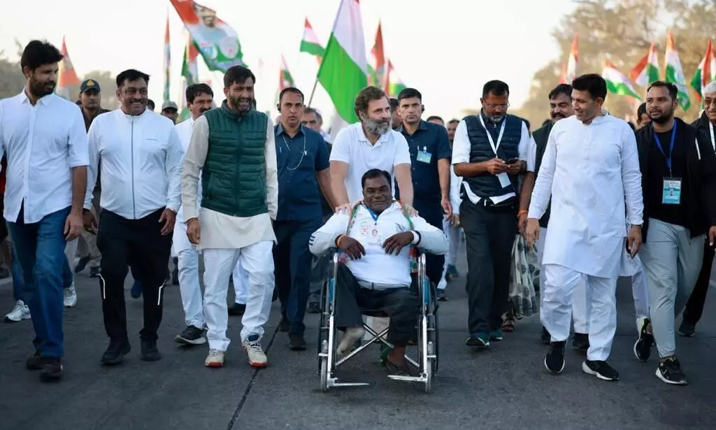 വീൽചെയർ തള്ളിയും ബുള്ളറ്റ് ഓടിച്ചും രാഹുൽ ഗാന്ധി