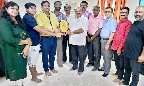 സജി വർഗീസിനും കുടുംബത്തിനും പി.ജെ.എസ് യാത്രയയപ്പ് നൽകി