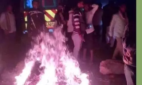 മരണ വീട്ടിലേക്ക് കാർ പാഞ്ഞു കയറി; 18 പേർക്ക് ഗുരുതര പരിക്ക് മരണ വീട്ടിലേക്ക് കാർ പാഞ്ഞു കയറി; 18 പേർക്ക് ഗുരുതര പരിക്ക്