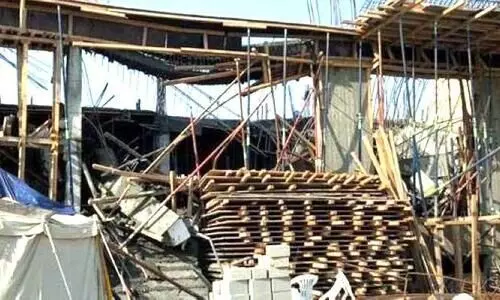 നി​ർ​മാ​ണ​ത്തി​ലി​രുന്ന വീ​ടി​ന്റെ മേ​ൽ​ക്കൂ​ര ത​ക​ർ​ന്നു​വീ​ണു