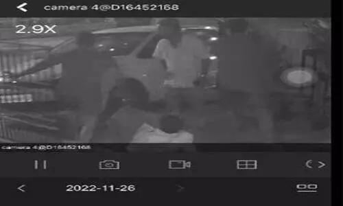 ടി.ഡി.പി നേതാവിനെ അമിത വേഗത്തിലെത്തിയ കാർ ഇടിച്ചിട്ടു; ഗുരുതര പരിക്ക് ടി.ഡി.പി നേതാവിനെ അമിത വേഗത്തിലെത്തിയ കാർ ഇടിച്ചിട്ടു; ഗുരുതര പരിക്ക്