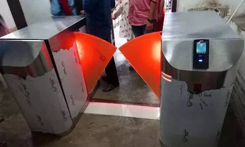 സെക്രട്ടറിയേറ്റിൽ ഉദ്യോഗസ്ഥരുടെ പുറം സഞ്ചാരത്തിന് തടയിടാൻ രണ്ടു കോടിയുടെ പഞ്ചിങ് മെഷീൻ