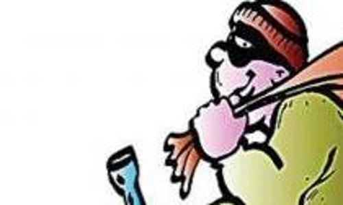 കടയിൽ മോഷണം പതിവാക്കി പൊലീസുകാരൻ; പിടിയിലായപ്പോൾ പണംനൽകി തടിയൂരി