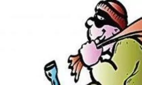 കടയിൽ മോഷണം പതിവാക്കി പൊലീസുകാരൻ; പിടിയിലായപ്പോൾ പണംനൽകി തടിയൂരി