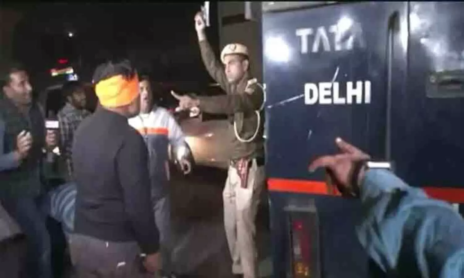 ശ്രദ്ധ കൊലക്കേസ്: പ്രതി അഫ്താബിനെ കൊണ്ടുപോയ പൊലീസ് വാഹനത്തിന് നേരെ വാളുമായി ആക്രമണം