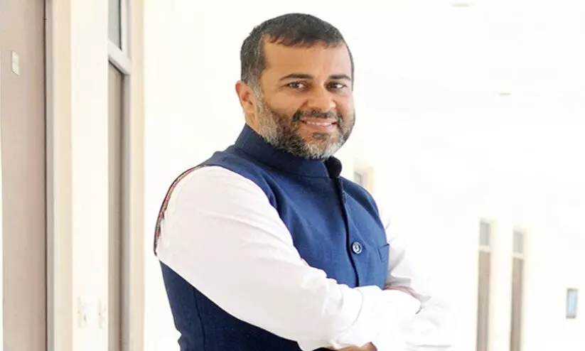 റിയാലിറ്റി ഷോ താരം ഉർഫി ജാവേദിന്റെ ചിത്രങ്ങൾ യുവാക്കളുടെ ശ്രദ്ധ തെറ്റിക്കുന്നെന്ന് ചേതൻ ഭഗത്; വിവാദം