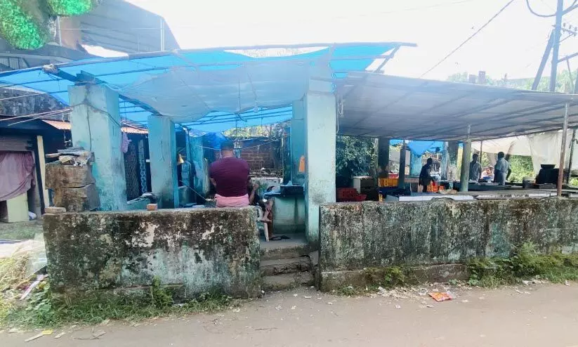 പാപ്പിനിശ്ശേരി മത്സ്യമാർക്കറ്റ്; നിർമാണത്തുക നഷ്ടമാകും