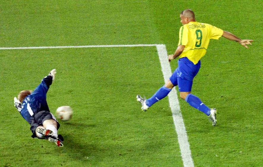 2002 ലോകകപ്പ് ഫൈനലിൽ ജർമൻ ഗോൾകീപ്പർ ഒലിവർ ഗാനെ മറികടന്ന് സ്കോർചെയ്യുന്ന റൊണാൾഡോ 2002 ലോകകപ്പ് ഫൈനലിൽ ജർമൻ ഗോൾകീപ്പർ ഒലിവർ ഗാനെ മറികടന്ന് സ്കോർചെയ്യുന്ന റൊണാൾഡോ