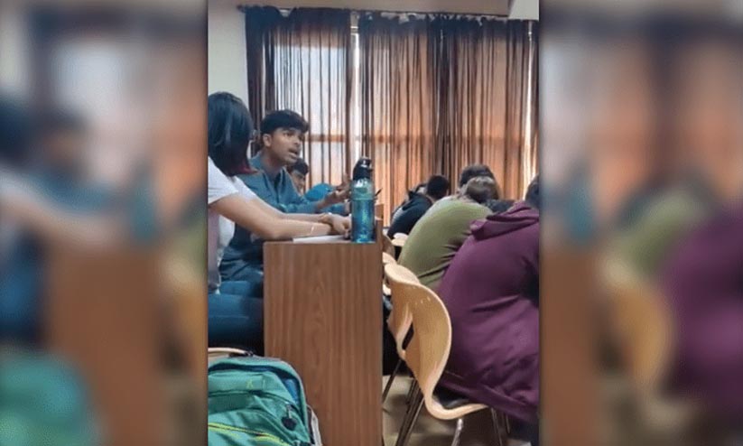 ക്ലാസ്സ്മുറിയിൽ മുസ്ലിം വിദ്യാർഥിയെ ഭീകരവാദിയെന്ന് വിളിച്ച് അധ്യാപകൻ ക്ലാസ്സ്മുറിയിൽ മുസ്ലിം വിദ്യാർഥിയെ ഭീകരവാദിയെന്ന് വിളിച്ച് അധ്യാപകൻ