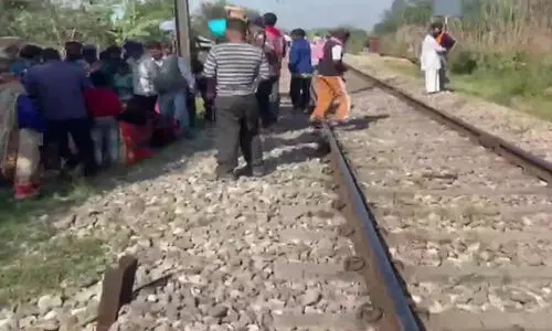 റെയിൽവേ പാലത്തിൽ നിൽക്കെ ട്രെിയിനിടിച്ച് മൂന്ന് കുട്ടികൾക്ക് ദാരുണാന്ത്യം