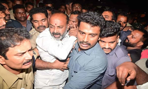 അനുമതിയില്ലാതെ ബി.ജെ.പി സംസ്ഥാന പ്രസിഡന്റിന്റെ പദയാത്ര; തടഞ്ഞ് തെലങ്കാന പൊലീസ്