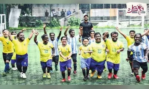 ഈ ​മ​ത്സ​ര​ത്തി​ന് എന്തു വ​ലു​പ്പം!; ആ​വേ​ശ​മാ​യി ചെ​റി​യ മ​നു​ഷ്യ​രു​ടെ ഫു​ട്ബാ​ൾ മ​ത്സ​രം