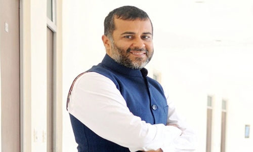 റിയാലിറ്റി ഷോ താരം ഉർഫി ജാവേദിന്റെ ചിത്രങ്ങൾ യുവാക്കളുടെ ശ്രദ്ധ തെറ്റിക്കുന്നെന്ന് ചേതൻ ഭഗത്; വിവാദം