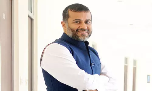 റിയാലിറ്റി ഷോ താരം ഉർഫി ജാവേദിന്റെ ചിത്രങ്ങൾ യുവാക്കളുടെ ശ്രദ്ധ തെറ്റിക്കുന്നെന്ന് ചേതൻ ഭഗത്; വിവാദം