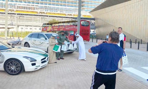 കപ്പലിലെത്തിയ യാത്രക്കാർക്ക്​ പൊലീസിന്‍റെ സ്വീകരണം