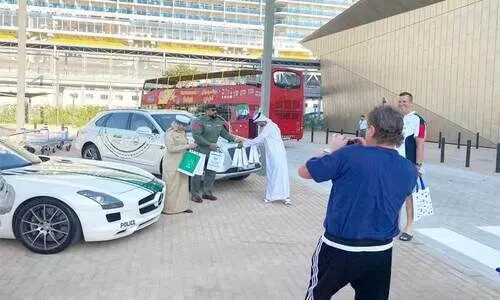 കപ്പലിലെത്തിയ യാത്രക്കാർക്ക്​ പൊലീസിന്‍റെ സ്വീകരണം