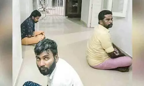 മാ​ങ്ങ വ്യാ​പാ​രി​യെ കാ​റി​ടി​ച്ച് ത​ട്ടി​ക്കൊ​ണ്ടു​പോ​കാ​ൻ  ശ്ര​മി​ച്ച മൂ​ന്നു​പേ​ർ പി​ടി​യി​ൽ