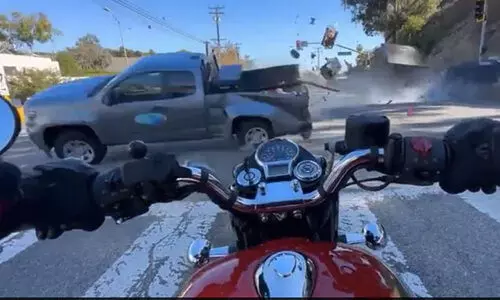 എസ്.യു.വി ഇടിച്ചുതെറിപ്പിച്ച പിക്കപ്പ് ട്രക്ക് ബൈക്കിന് മുകളിലേക്ക്; ഭയാനകമായ അപകടത്തിന്‍റെ വിഡിയോ