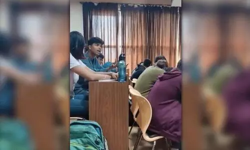 ക്ലാസ്സ്മുറിയിൽ മുസ്‌ലിം വിദ്യാർഥിയെ ഭീകരവാദിയെന്ന് വിളിച്ച് അധ്യാപകൻ