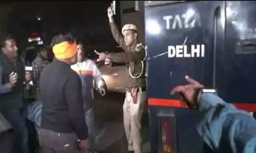 ശ്രദ്ധ കൊലക്കേസ്: പ്രതി അഫ്താബിനെ കൊണ്ടുപോയ പൊലീസ് വാഹനത്തിന് നേരെ വാളുമായി ആക്രമണം