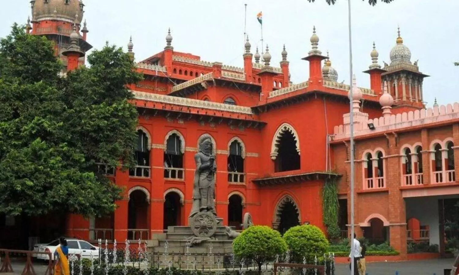 തമിഴ്നാട് ഗവർണറെ അയോഗ്യനാക്കാൻ മദ്രാസ് ഹൈകോടതിയിൽ ഹരജി