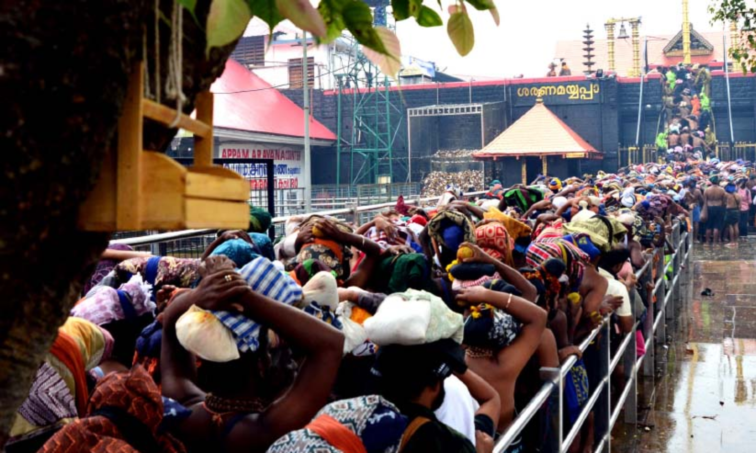 കമ്പ്യൂട്ടറുകള്‍ പണിമുടക്കി; ശ​ബ​രി​മ​ല തീർഥാടകര്‍ വലഞ്ഞു