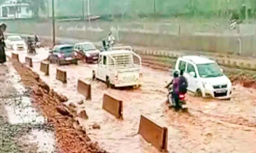 കനത്ത മഴ: നന്തി ദേശീയപാതയിൽ വൻ വെള്ളക്കെട്ട് കനത്ത മഴ: നന്തി ദേശീയപാതയിൽ വൻ വെള്ളക്കെട്ട്