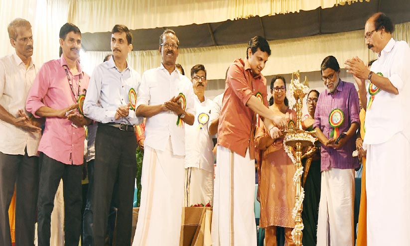 കലോത്സവങ്ങൾ അനാരോഗ്യകരമായ മത്സരവേദിയാവരുത് -മന്ത്രി കലോത്സവങ്ങൾ അനാരോഗ്യകരമായ മത്സരവേദിയാവരുത് -മന്ത്രി