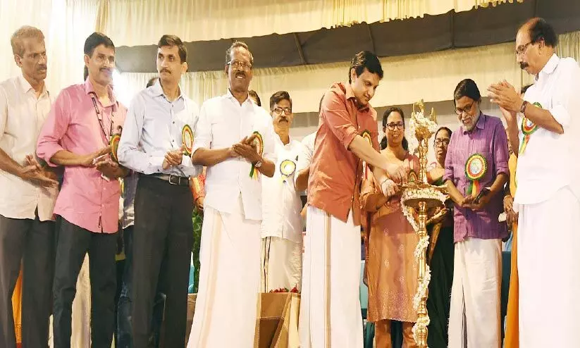 കലോത്സവങ്ങൾ അനാരോഗ്യകരമായ മത്സരവേദിയാവരുത് -മന്ത്രി കലോത്സവങ്ങൾ അനാരോഗ്യകരമായ മത്സരവേദിയാവരുത് -മന്ത്രി