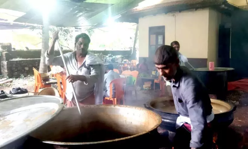 അന്നമൂട്ടാൻ പഴഞ്ചേരി നാണുവും സംഘവും