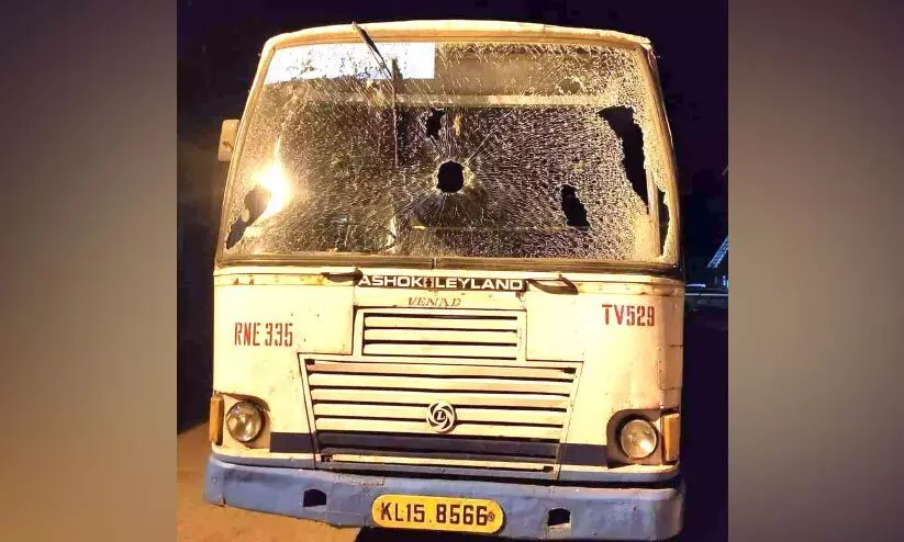 കെ.എസ്.ആർ.ടി.സി ബസുകൾക്കുനേരെ ആക്രമണം കെ.എസ്.ആർ.ടി.സി ബസുകൾക്കുനേരെ ആക്രമണം