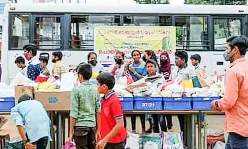 ബാഗിലുണ്ട് കരുതലിന്റെ പൊതിച്ചോർ ബാഗിലുണ്ട് കരുതലിന്റെ പൊതിച്ചോർ