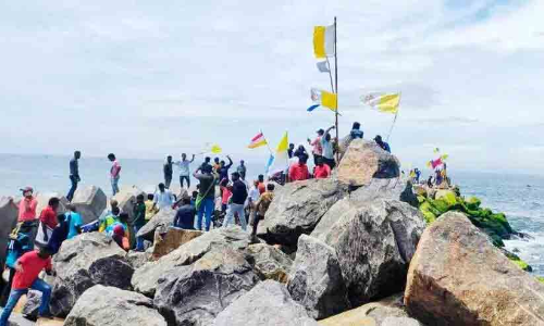 വിഴിഞ്ഞത്ത് കുഴങ്ങി പാർട്ടികൾ; ധ്രുവീകരണ നീക്കവും ശക്തം വിഴിഞ്ഞത്ത് കുഴങ്ങി പാർട്ടികൾ; ധ്രുവീകരണ നീക്കവും ശക്തം