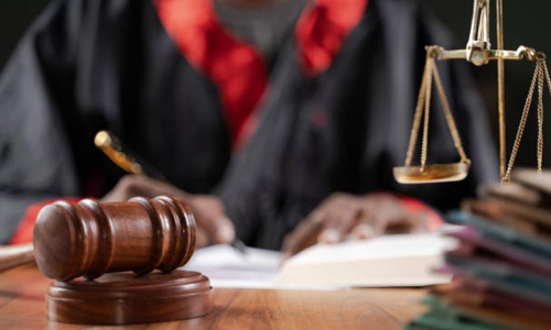 കത്തിയുമായി പ്രതി വനിത ജഡ്ജിയുടെ ചേമ്പറിലേക്ക്; കോടതിമുറിക്കുള്ളിൽ നാടകീയ രംഗങ്ങൾ