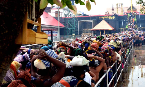 കാനന പാതകളിലൂടെ  തീർഥാടകരുടെ ഒഴുക്ക്​