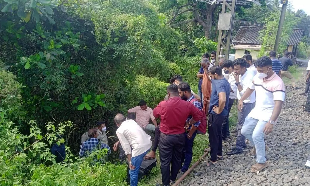 അതിഥി തൊഴിലാളിയുടെ മൃതദേഹം കണ്ടൽ വനത്തിൽ കണ്ടെത്തി അതിഥി തൊഴിലാളിയുടെ മൃതദേഹം കണ്ടൽ വനത്തിൽ കണ്ടെത്തി