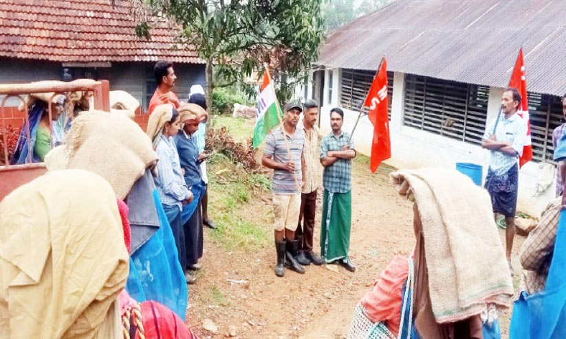 ഏകപക്ഷീയമായി കുറഞ്ഞ ബോണസ്; കോട്ടനാട് പ്ലാന്റേഷനിൽ തൊഴിലാളികളുടെ പ്രതിഷേധം ഏകപക്ഷീയമായി കുറഞ്ഞ ബോണസ്; കോട്ടനാട് പ്ലാന്റേഷനിൽ തൊഴിലാളികളുടെ പ്രതിഷേധം