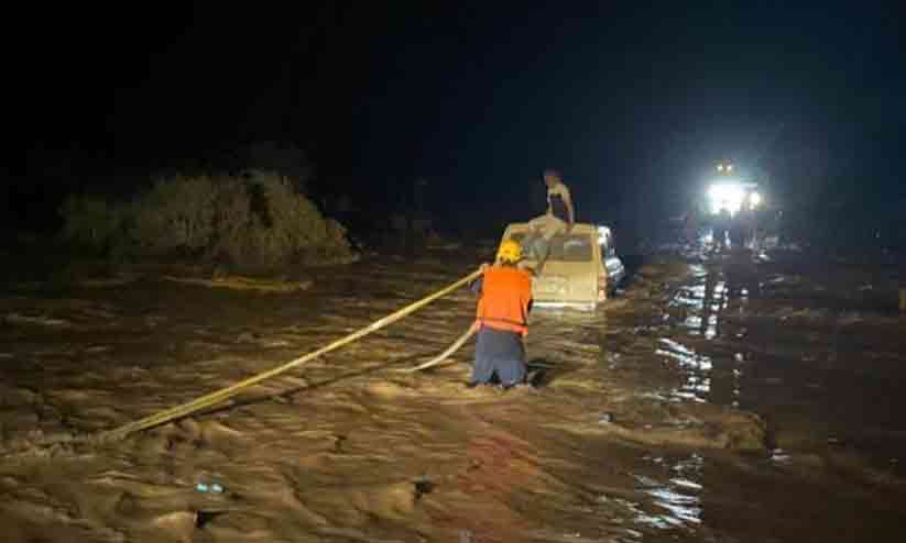 മദീനയിൽ മഴവെള്ളപ്പാച്ചിലിൽപ്പെട്ട ഏഴുപേരെ രക്ഷിച്ചു മദീനയിൽ മഴവെള്ളപ്പാച്ചിലിൽപ്പെട്ട ഏഴുപേരെ രക്ഷിച്ചു