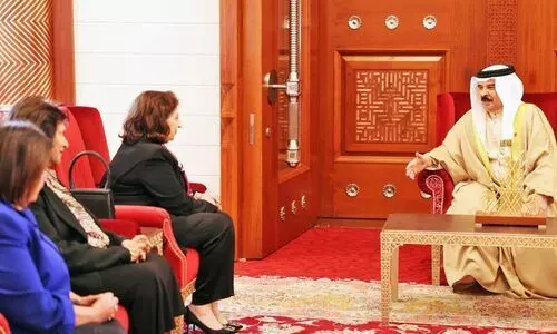 പ്രിൻസസ് സബീക്ക അവാർഡ് കമ്മിറ്റി അംഗങ്ങളെ ഹമദ് രാജാവ് സ്വീകരിച്ചു