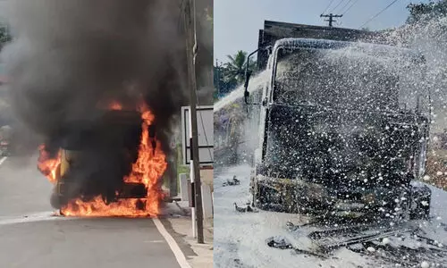ടാർ മിക്സുമായി ഒാടിക്കൊണ്ടിരുന്ന ടിപ്പറിൽ തീ പടർന്നു; അപകടമൊഴിവാക്കാൻ ഡ്രൈവറുടെ സമയോചിത ഇടപെടൽ ടാർ മിക്സുമായി ഒാടിക്കൊണ്ടിരുന്ന ടിപ്പറിൽ തീ പടർന്നു; അപകടമൊഴിവാക്കാൻ ഡ്രൈവറുടെ സമയോചിത ഇടപെടൽ