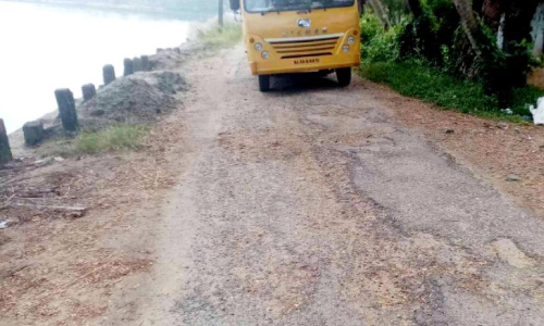 ഇടിഞ്ഞുപൊളിഞ്ഞ്, കുഴി നിറഞ്ഞ് ചേറ്റുവ തീരദേശ പുഴയോര റോഡ്