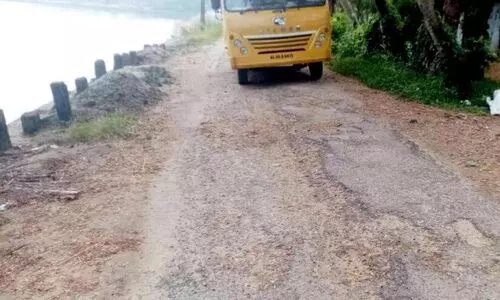 ഇടിഞ്ഞുപൊളിഞ്ഞ്, കുഴി നിറഞ്ഞ് ചേറ്റുവ തീരദേശ പുഴയോര റോഡ് ഇടിഞ്ഞുപൊളിഞ്ഞ്, കുഴി നിറഞ്ഞ് ചേറ്റുവ തീരദേശ പുഴയോര റോഡ്