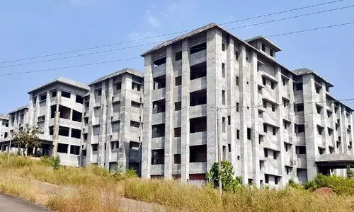 പണിതിട്ടും പണിതിട്ടും പണിതീരാത്ത മെഡിക്കൽ കോളജ് പണിതിട്ടും പണിതിട്ടും പണിതീരാത്ത മെഡിക്കൽ കോളജ്