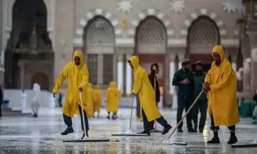 മദീനയിൽ മഴവെള്ളപ്പാച്ചിലിൽപ്പെട്ട ഏഴുപേരെ രക്ഷപ്പെടുത്തി മദീനയിൽ മഴവെള്ളപ്പാച്ചിലിൽപ്പെട്ട ഏഴുപേരെ രക്ഷപ്പെടുത്തി