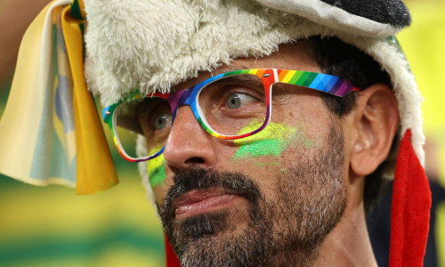 വേദികളിൽ മഴവിൽ സാമഗ്രികൾ അനുവദിച്ച് ഫിഫ