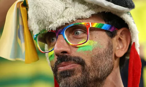 വേദികളിൽ മഴവിൽ സാമഗ്രികൾ അനുവദിച്ച് ഫിഫ