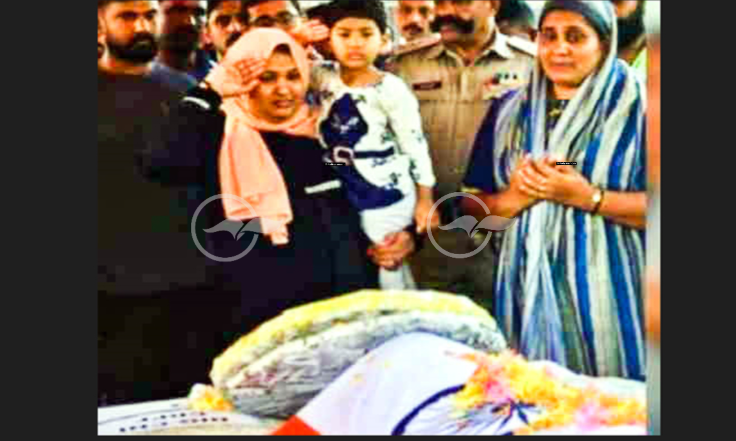 വീരമൃത്യു വരിച്ച ഹക്കീമിന് നിറകണ്ണുകളോടെ സല്യൂട്ട്​ നൽകി ഭാര്യയും മകളും